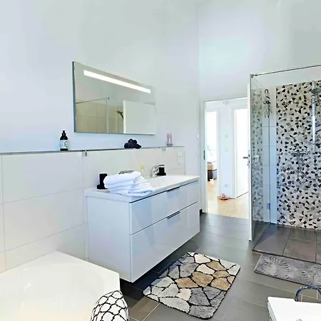 Welcoming House In With Charming Garden *