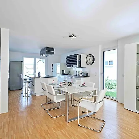 Welcoming House In With Charming Garden *